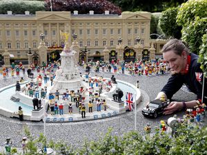 Unik, Lego Ini Mirip Perayaan 70 Tahun Ratu Elizabeth II Bertakhta