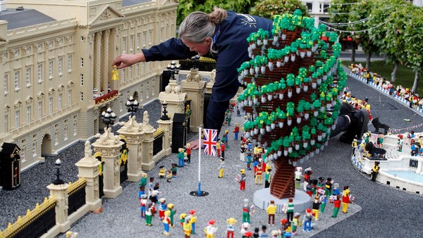 Beberapa adegan telah dibuat, termasuk model ratu di balkon di Istana Buckingham yang bergabung dengan anggota keluarga. Di depan ada keramaian dan replika patung Yobel Tree of Trees. Beberapa adegan telah dibuat, termasuk model ratu di balkon di Istana Buckingham yang bergabung dengan anggota keluarga. Di depan ada keramaian dan replika patung Yobel Tree of Trees.