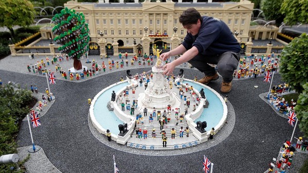 Seorang pemodel Legoland berpose saat menyelesaikan model perayaan Platinum Jubilee di Istana Buckingham, di Legoland di Windsor, Inggris, (31/5/2022). Dari tampilan fly-over Red Arrows hingga pesta jalanan di depan Kastil Windsor, perayaan untuk Platinum Jubilee Ratu Elizabeth berlangsung meriah. Seorang pemodel Legoland berpose saat menyelesaikan model perayaan Platinum Jubilee di Istana Buckingham, di Legoland di Windsor, Inggris, (31/5/2022). Dari tampilan fly-over Red Arrows hingga pesta jalanan di depan Kastil Windsor, perayaan untuk Platinum Jubilee Ratu Elizabeth berlangsung meriah.