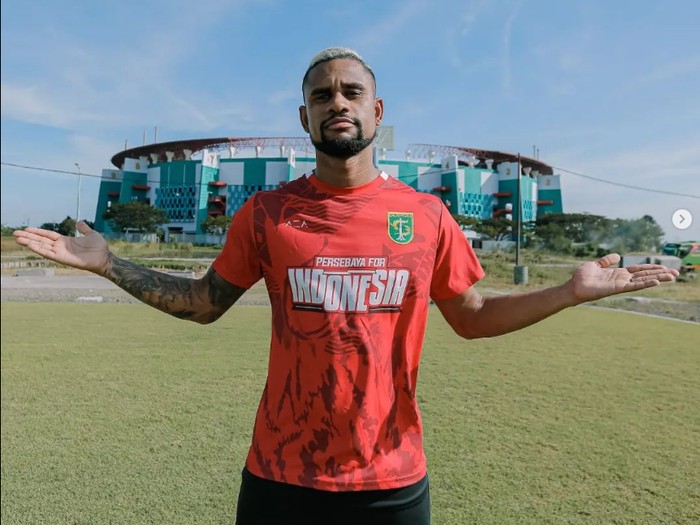 Persebaya mengumumkan bergabungnya Silvio Rodrigues Pereira Junior. Ia merupakan pesepakbola asal Brasil.