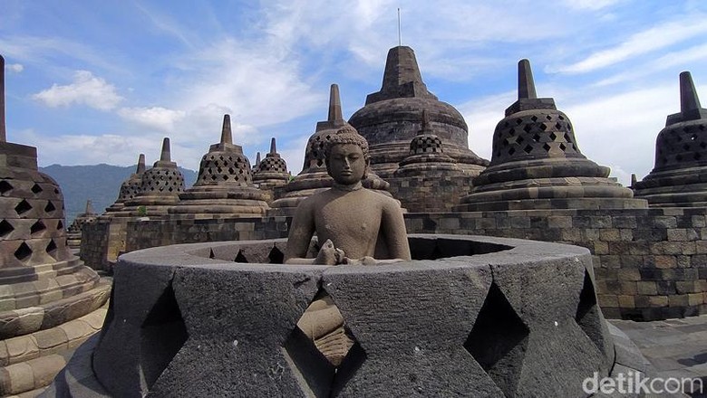Petugas Balai Konservasi Borobudur (BKG) menunjukkan aus di bagian tangga dan relief Candi Borobudur Petugas Balai Konservasi Borobudur (BKG) menunjukkan aus di bagian tangga dan relief Candi Borobudur, Magelang, Selasa (7/6/2022)