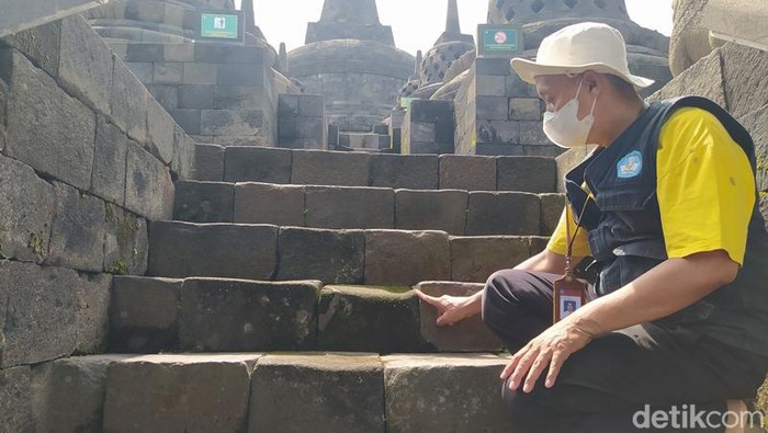 Petugas Balai Konservasi Borobudur (BKG) menunjukkan aus di bagian tangga dan relief Candi Borobudur, Magelang, Selasa (7/6/2022)