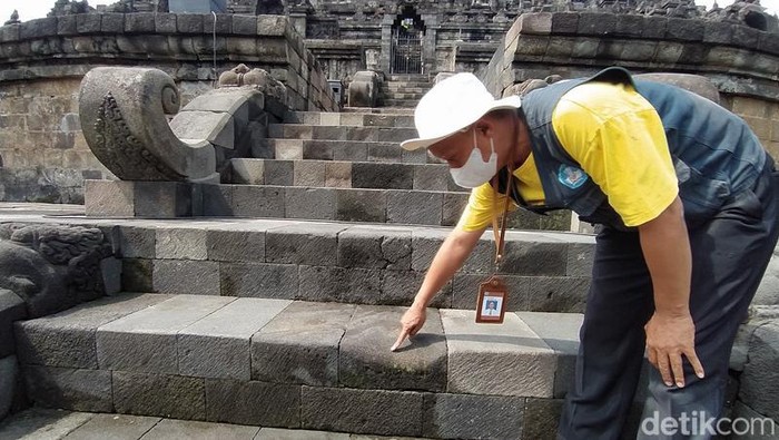 Petugas Balai Konservasi Borobudur (BKG) menunjukkan aus di bagian tangga dan relief Candi Borobudur Petugas Balai Konservasi Borobudur (BKG) menunjukkan aus di bagian tangga dan relief Candi Borobudur, Magelang, Selasa (7/6/2022)