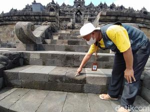 Potret Tangga dan Relief Candi Borobudur yang Kini Sudah Aus