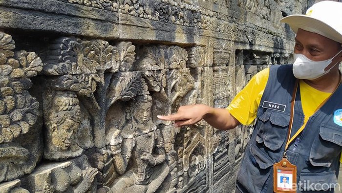 Petugas Balai Konservasi Borobudur (BKG) menunjukkan aus di bagian tangga dan relief Candi Borobudur, Magelang, Selasa (7/6/2022)