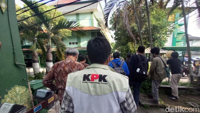 Petugas KPK menggeledah berkas di Kantor Wali Kota Jogja, Kantor DPMP, dan Kantor DPUPKP, Selasa (7/6/2022).