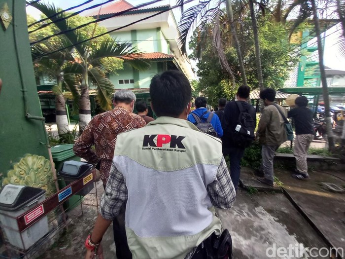 Petugas KPK menggeledah berkas di Kantor Wali Kota Jogja, Kantor DPMP, dan Kantor DPUPKP, Selasa (7/6/2022).