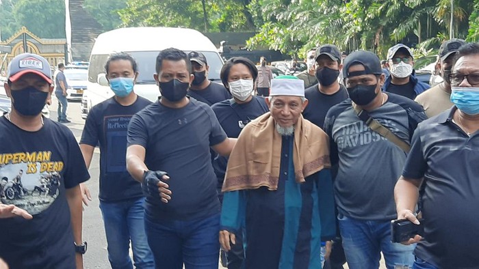 Pimpinan Khilafatul Muslimin Abdul Qadir Baraja tiba di Polda Metro Jaya