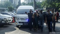 Penangkapan dilakukan tim Ditreskrimum Polda Metro Jaya yang dipimpin Kombes Hengki Haryadi. 