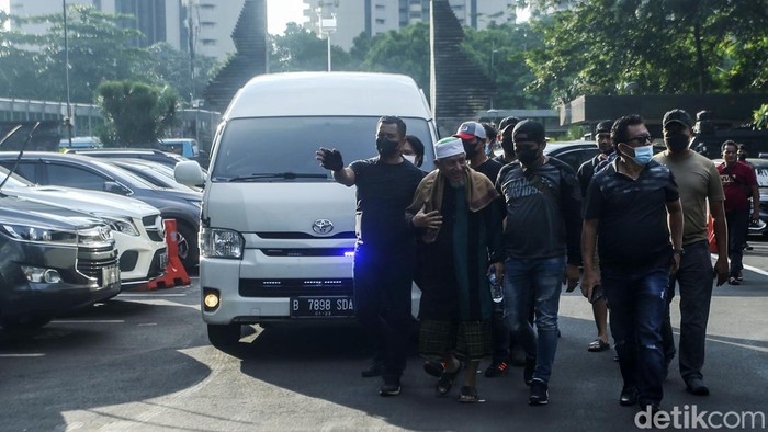 Pimpinan tertinggi Khilafatul Muslimin, Abdul Qadir Hasan Baraja, ditangkap Ditreskrimum Polda Metro Jaya di Lampung. Abdul Qadir akhirnya tiba di Polda Metro Jaya sore ini.