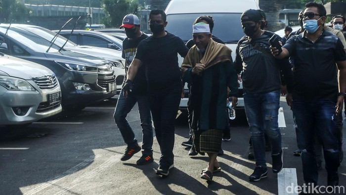 Pimpinan tertinggi Khilafatul Muslimin, Abdul Qadir Hasan Baraja, ditangkap Ditreskrimum Polda Metro Jaya di Lampung. Abdul Qadir akhirnya tiba di Polda Metro Jaya sore ini.