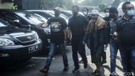 Ekspresi Pimpinan Khilafatul Muslimin Saat Tiba Mapolda Metro Jaya