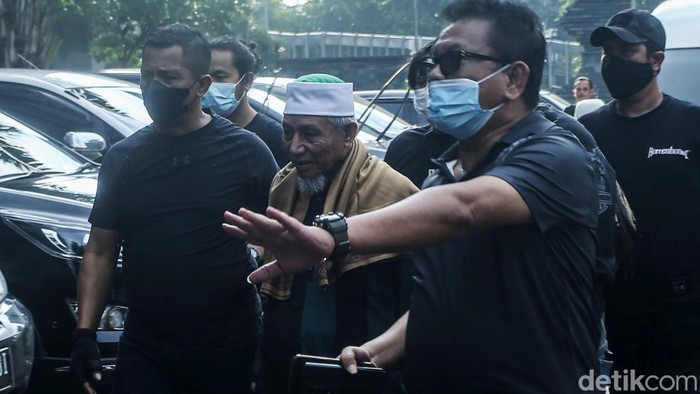 Pimpinan tertinggi Khilafatul Muslimin, Abdul Qadir Hasan Baraja, ditangkap Ditreskrimum Polda Metro Jaya di Lampung. Abdul Qadir akhirnya tiba di Polda Metro Jaya sore ini.