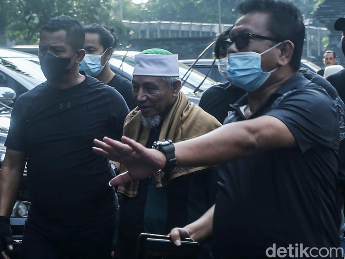 Pimpinan tertinggi Khilafatul Muslimin, Abdul Qadir Hasan Baraja, ditangkap Ditreskrimum Polda Metro Jaya di Lampung. Abdul Qadir akhirnya tiba di Polda Metro Jaya sore ini.