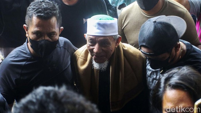 Pimpinan Khilafatul Muslimin Ditangkap Polisi Pimpinan tertinggi Khilafatul Muslimin, Abdul Qadir Hasan Baraja, ditangkap Ditreskrimum Polda Metro Jaya di Lampung. Abdul Qadir akhirnya tiba di Polda Metro Jaya sore ini.