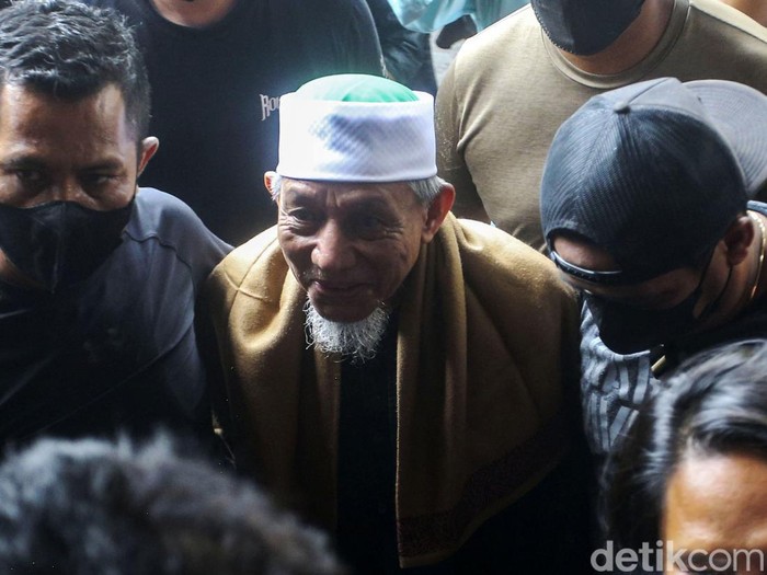 Pimpinan tertinggi Khilafatul Muslimin, Abdul Qadir Hasan Baraja, ditangkap Ditreskrimum Polda Metro Jaya di Lampung. Abdul Qadir akhirnya tiba di Polda Metro Jaya sore ini.