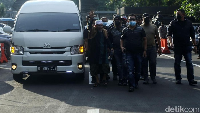 Pimpinan tertinggi Khilafatul Muslimin, Abdul Qadir Hasan Baraja, ditangkap Ditreskrimum Polda Metro Jaya di Lampung. Abdul Qadir akhirnya tiba di Polda Metro Jaya sore ini.