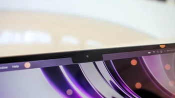 MacBook Air M2 hadir dengan layar Liquid Retina Display berukuran 13,6 inch dan punya bezel tipis sekelilingnya. Bagian atasnya terdapat notch layaknya MacBook Pro. Di poni tersebut, Apple memasang kamera FaceTime 1080p. Foto: Pocket Lin