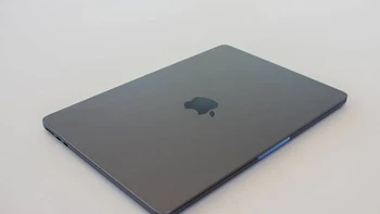 MacBook Air terbaru tampil begitu tipis tanpa kipas. Ketebalannya cuma 11,3 mm dengan berat hanya 1,2 kg saja. Bodinya sendiri menggunakan alumunium unibody diklaim kokoh untuk penggunaan lama. Foto: Pocket Lin