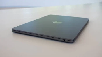 Bicara dapur pacunya MacBookAir disokong Apple M2 yang diklaim punya performa 40% lebih ngebut dari generasi sebelumnya. Chipset ini punya CPU 8 core dan GPU8 dan 10 core. Foto: Pocket Lin