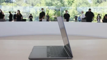 Apple menempatkan port MagSafe, dua port Thunderbolt di sisi kiri dan jack audio 3,5 mm yang mendukung headphone impedansi tinggi. Laptop ini membawa tiga mikrofon dan empat speaker yang mendukung Dolby Atmos. Foto: Pocket Lin