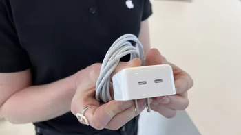 Dalam paket penjualannya diberikan charger baru yang memiliki dua port USB Type C 35W. Namun laptop ini mendukung pengisian cepat 67W yang dapat mengisi 50% hanya dalam waktu 30 menit saja. Foto: Tom Guide