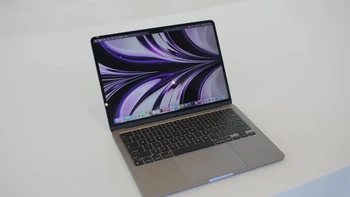 Apple memperkenalkan MacBook Air anyar yang ditenagai chip Apple M2 dan harganya lebih mahal. Desainnya pun berubah cukup jauh dibandingkan MacBook Air M1 sebelumnya. Seklias, penampilannya mirip dengan MacBook Pro, hanya saja lebih tipis. Foto: Pocket Lin