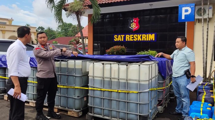 Polisi bawa Solar yang ditimbun warga ke Mapolres Kuningan. (Foto: Humas Polres Kuningan)