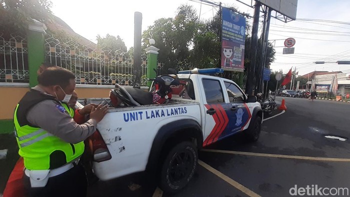 Polisi mengangkut motor yang terlibat kecelakaan dengan Bus Trans Semarang, Selasa (7/6/2022).