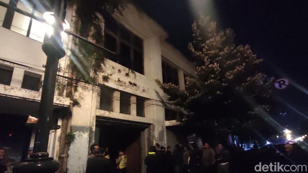 Polisi saat melakukan pemeriksaan di sebuah gedung Jalan Asia Afrika Bandung.