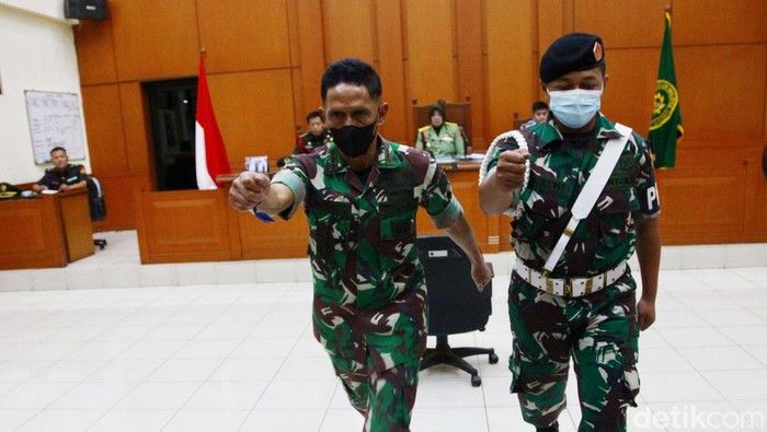 Potret Kolonel Priyanto Tertunduk Usai Divonis Bui Seumur Hidup Kolonel Inf Priyanto divonis seumur hidup usai dinyatakan bersalah membunuh Handi dan Salsa. Tak hanya itu, ia juga dipecat dari TNI.