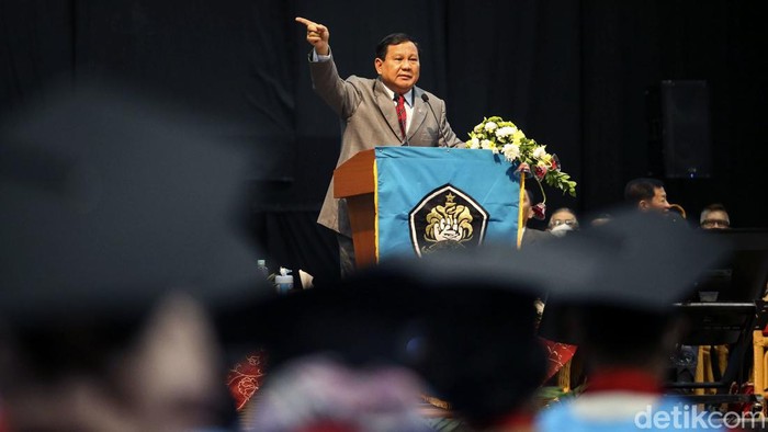 Menhan Prabowo Subianto hadiri wisuda offline yang digelar Universitas Pancasila. Di sana Prabowo turut memberikan orasi ilmiah di hadapan para wisudawan.
