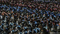 Deretan calon sarjana saat memakai toga memeriahkan gedung JCC.