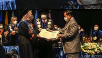 Selain memberikan orasi ilmiah, Prabowo juga memberikan 1.200 buku berjudul Paradoks Indonesia dan Solusinya dan Kepemimpinan Militer, Catatan dari pengalaman kepada seluruh wisudawan/wati dan Sivitas Akademika Universitas Pancasila.