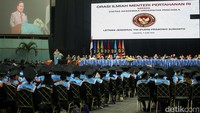 Menteri Pertahanan Prabowo Subianto memberikan orasi ilmiah saat menghadiri wisuda sarjana untuk Semester Gasal Tahun Akademik 2021/2022 yang digelar Universitas Pancasila di JCC, Jakarta, Selasa (7/6/2022).