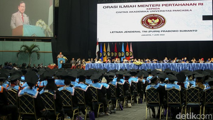 Potret Menhan Prabowo Hadiri Wisuda Universitas Pancasila Menhan Prabowo Subianto hadiri wisuda offline yang digelar Universitas Pancasila. Di sana Prabowo turut memberikan orasi ilmiah di hadapan para wisudawan.
