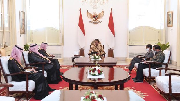 Presiden Joko Widodo menerima kunjungan kehormatan Menteri Luar Negeri (Menlu) Kerajaan Arab Saudi, Pangeran Faisal Bin Farhan Al Saud, di Istana Merdeka, Jakarta, pada Selasa, 7 Juni 2022. (Dok: Lukas Biro Pers Sekretariat Presiden)