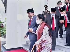 Bicara 4 Mata, Jokowi Juga Gandeng Tangan Megawati Menuju Mobil