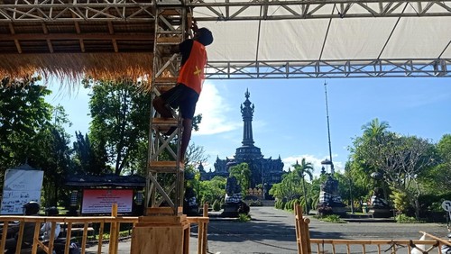 Proses pembuatan panggung PKB ke-44 di area depan Monumen Bajra Sandhi, Denpasar, Bali, Selasa (7/6/2022).