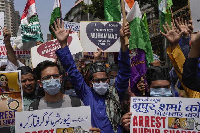 Warga India dan Pakistan gelar aksi protes atas komentar Nupur Sharma yang hina Nabi Muhammad SAW. Mereka teriakkan slogan anti-India dan injak poster Nupur Sharma.