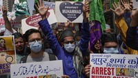Sejumlah umat Muslim India menggelar aksi protes atas komentar Nupur Sharma yang menghina Nabi Muhammad SAW. (AP Photo/Rafiq Maqbool).