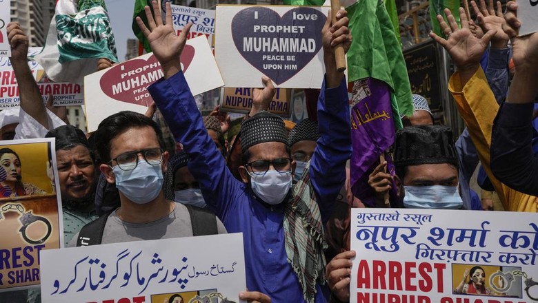 Protes Warga India-Pakistan Usai Jubir Partai PM Modi Hina Nabi Muhammad Warga India dan Pakistan gelar aksi protes atas komentar Nupur Sharma yang hina Nabi Muhammad SAW. Mereka teriakkan slogan anti-India dan injak poster Nupur Sharma.