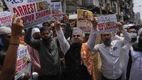 Dalam aksinya para demonstran membawa sejumlah poster yang bertuliskan Arrest Nupur Sharma atau tangkap Nupur Sharma. (AP Photo/Rafiq Maqbool).