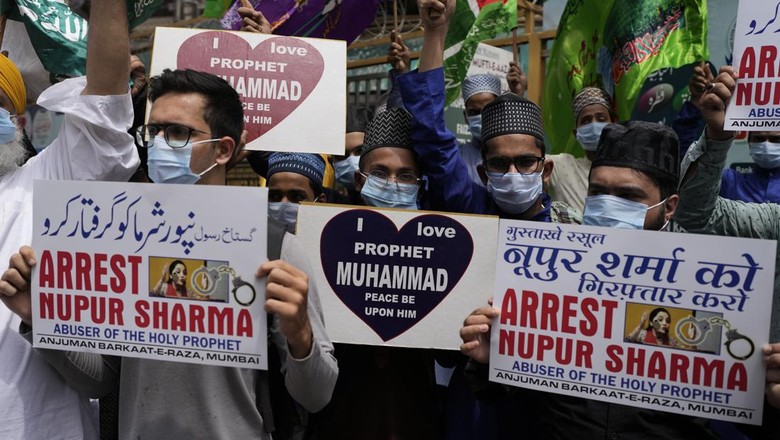 Warga India dan Pakistan gelar aksi protes atas komentar Nupur Sharma yang hina Nabi Muhammad SAW. Mereka teriakkan slogan anti-India dan injak poster Nupur Sharma.