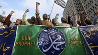 Massa meneriakkan protes terkait pernyataan Nupur Sharma di Karachi, Pakistan, Senin (6/6/2022). Mengutip AP, sedikitnya lima negara Arab mengajukan tuntutan resmi terkait komentar Nupur Sharma yang disebut menghina Nabi Muhammad SAW. Gelombang protes digelar di India dan Pakistan.(AP Photo/Fareed Khan).