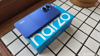 Realme Narzo 50 5G sudah melenggang dengan Realme UI 3.0 berbasis Android 12. Ponsel ini hadir dengan pilihan warna Hyper Blue dan Hyper Black. Foto: Adi Fida Rahman/detikINET
