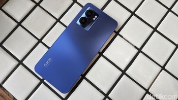 Realme Narzo 50 5G diotaki chipset MediaTek Dimensity 810 5G yang dibuat dengan fabrikasi 6nm. Chipset ini dipadukan dengan RAM 6GB dan memori internal 128GB yang bisa diperluas dengan microSD hingga 1TB. Berkat fitur Dynamic RAM, kapasitas RAM Realme Narzo 50 5G bisa ditingkatkan hingga 11GB. Foto: Adi Fida Rahman/detikINET