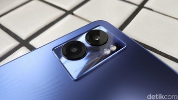 Realme membekali dua kamera belakang untuk ponsel kelas menengah ini. Kamera belakangnya terdiri dari kamera utama 48 MP dan lensa portrait B&W. Foto: Adi Fida Rahman/detikINET