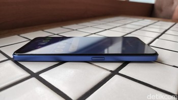Fitur pelengkap yang disediakan antara lain 5G Dual Mode, 4G, Bluetooth 5.3, sensor sidik jari di samping layar, headphone jack 3,5mm, dual speaker, dan USB-C. Foto: Adi Fida Rahman/detikINET