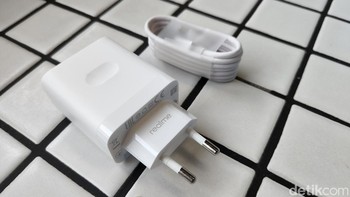 Realme memberikan charger 33W. Foto: Adi Fida Rahman/detikINET